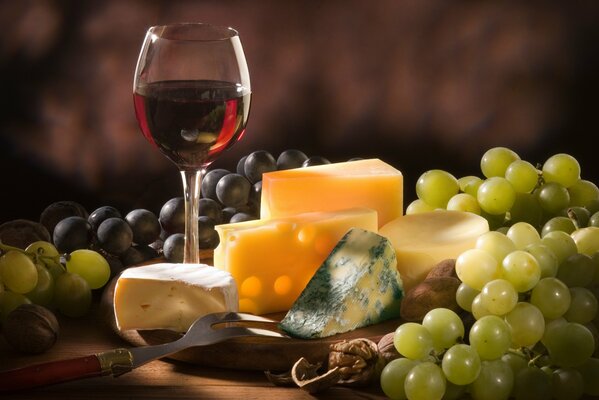 Vino rosso e uva con formaggio e noci