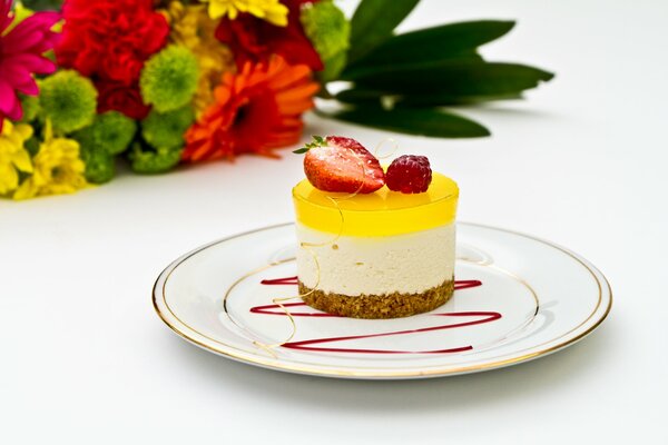 Postre en un plato sobre un fondo de flores