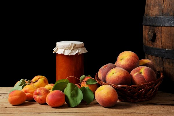 Natura morta di albicocche, pesche, marmellata e botte di legno