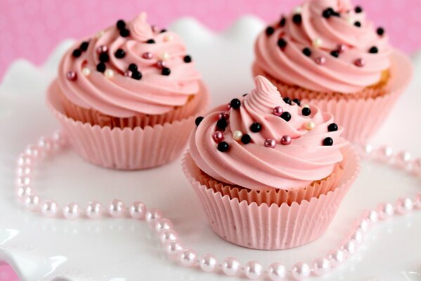 Muffins mit rosa Creme. Süßes Dessert