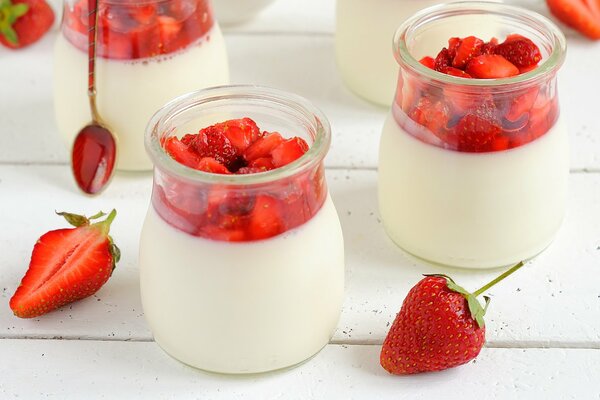 Fresas con crema en frascos transparentes