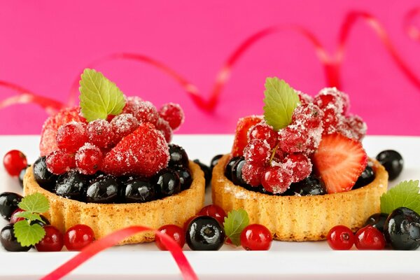 Brownies mit Blaubeeren und Erdbeeren und Minzblättern