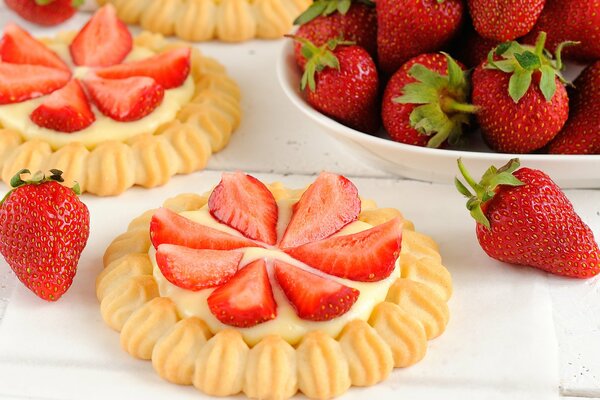 Pastel de tartaletas con crema y fresas