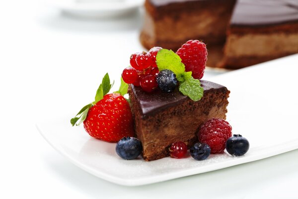 Zarter Kuchen in Schokoladenglasur mit Beeren