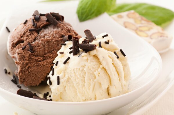 Plato de bolas de helado de chocolate y blanco