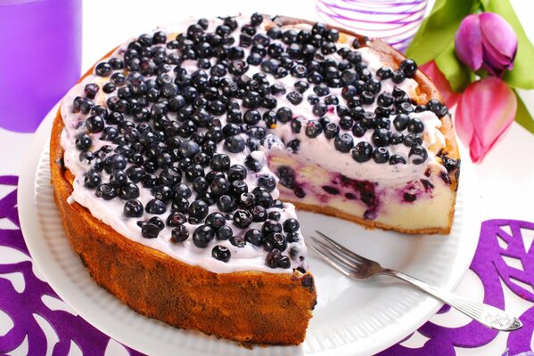 Gâteau au fromage sucré aux bleuets et à la crème