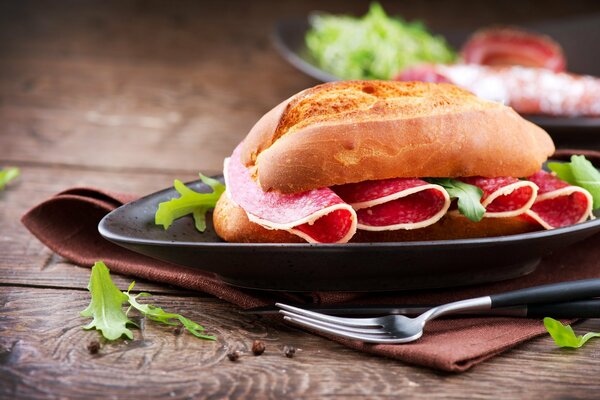 Panino al prosciutto e insalata di Natura morta