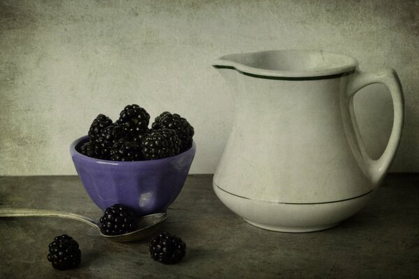 Moras en un tazón y una jarra blanca