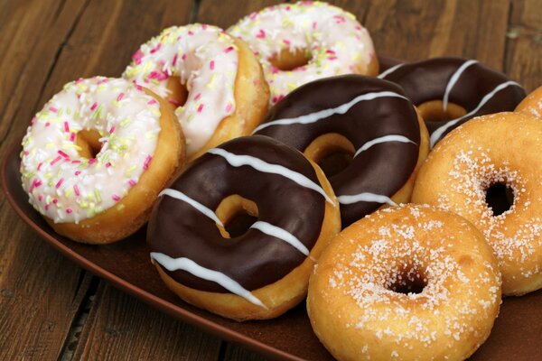 Tres tipos de donas deliciosas y dulces