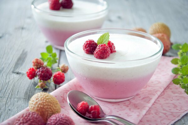 Panna Cotta dessert aux framboises fraîches