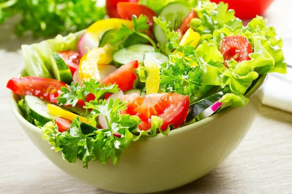 Insalata di pomodori cetriolo e verdure in un piatto