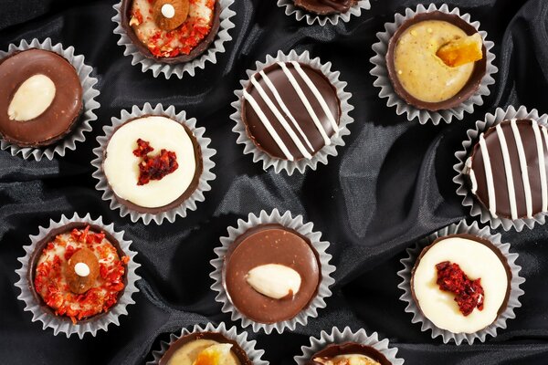 Bonbons assortis avec différentes garnitures