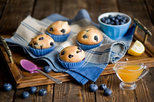 Muffins mit Blaubeeren auf einem Tablett