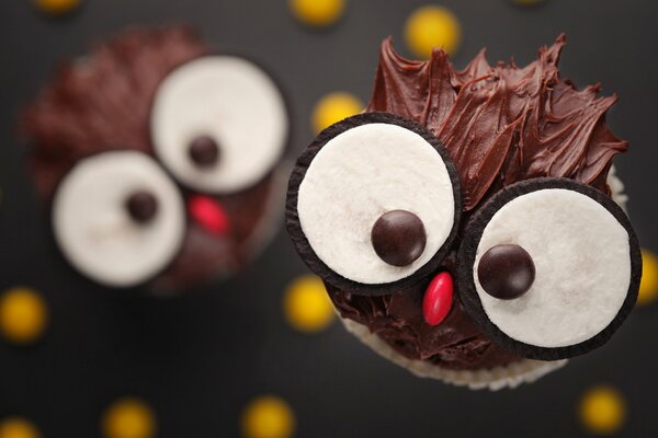 Muffins mit fröhlicher Dekoration mit Augen