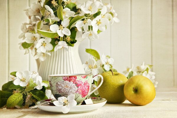 Eine Tasse Tee Duft von Äpfeln und Blumen