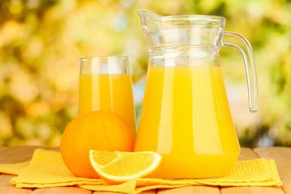 Dzbanek soku pomarańczowego na stole