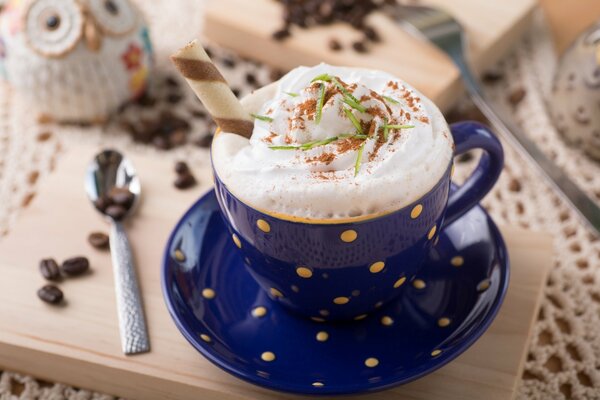 Cappuccino in einer blauen Tasse mit Schaum