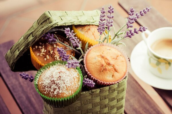 Kuchen in einem Korb mit Lavendel und einer Tasse Kaffee