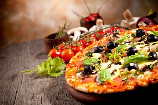 Pizza aux olives sur une table en bois