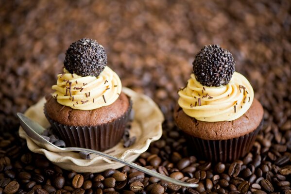 Muffins de crema de chocolate sobre un fondo de granos de café