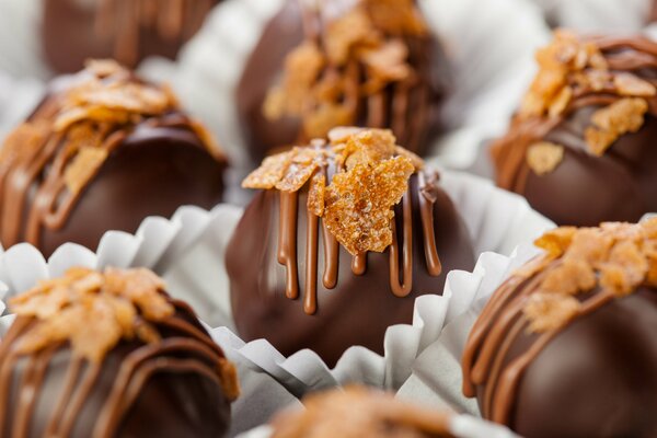 Dunkle Schokoladenbonbons sind mit Karamellglasur verziert