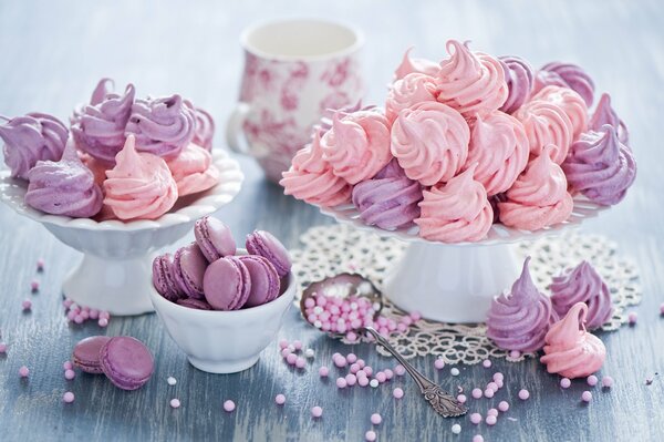 Jarrones de galletas de merengue y grageas multicolores