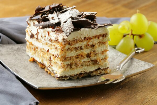 Torta al cioccolato biscotto con uva bianca