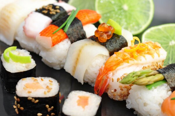 Sushi rouleaux poisson riz sésame citron vert