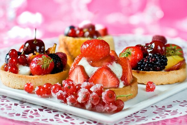 Tartaletas con grosellas, fresas, frambuesas, moras y cerezas