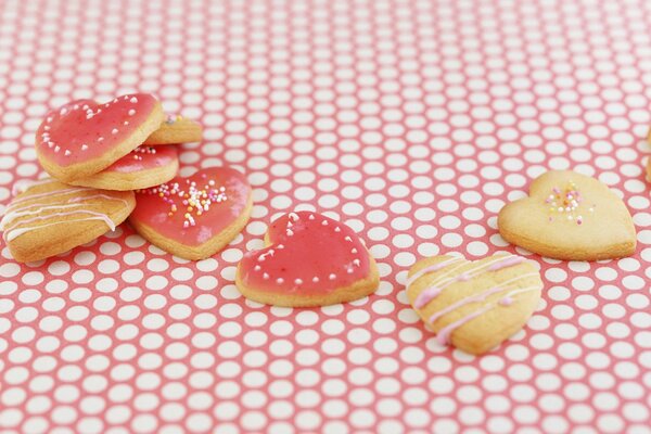 Délicieux biscuits avec de la confiture en forme de coeur