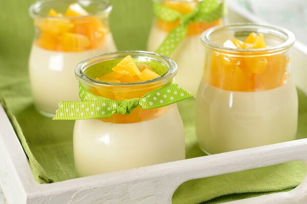 Panna Cotta mit Pfirsich ist ein leichtes morgendliches Dessert