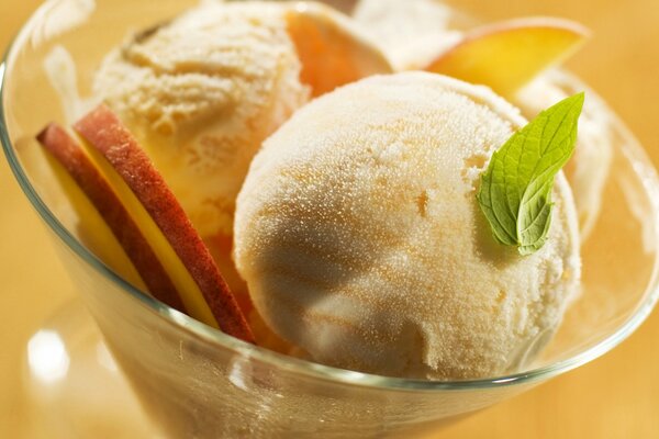 Bolas de helado con rodajas de naranja y hoja de menta