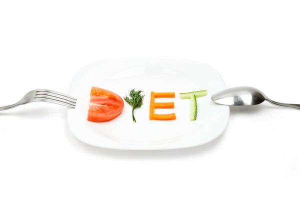 Plato con verduras dispuestas en letras dieta en un plato blanco