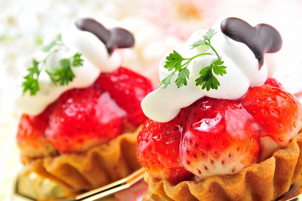 Süße Körbe mit Beeren und Sahne