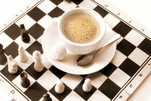 Café con caramelo Raffaello en el tablero de ajedrez