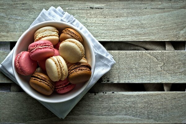 Biscuits colorés dans une assiette blanche