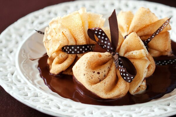 Panqueques cubiertos de chocolate en elegantes arcos