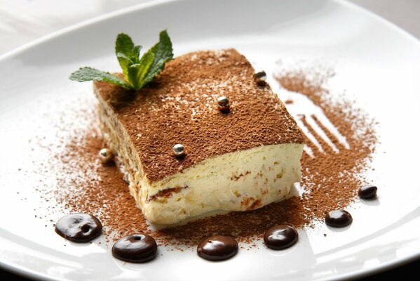 Süßes Tiramisu-Dessert mit Schokolade