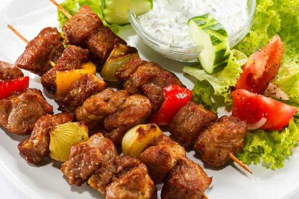 Kebab en pinchos con cebolla, carne en pinchos