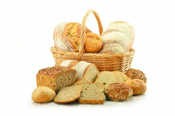 Hornear y pan fresco en la cesta