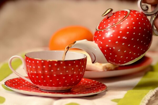 Taza en guisantes rojos con Tetera