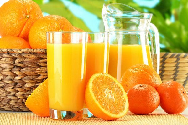 Jarra y vaso de jugo de naranja y mandarina