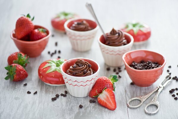 Strawberry chocolate desserts in small bowls