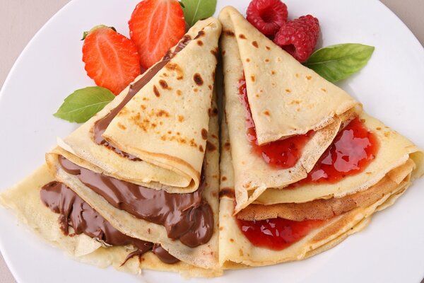 Pfannkuchen mit Beerenmarmelade und Schokolade