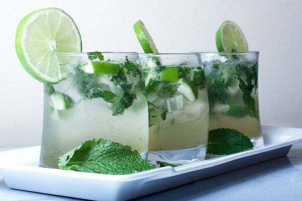 Mojito con lime, menta e ghiaccio