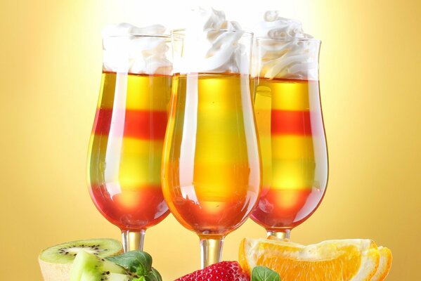 Bunte Smoothies mit Früchten und Sahne