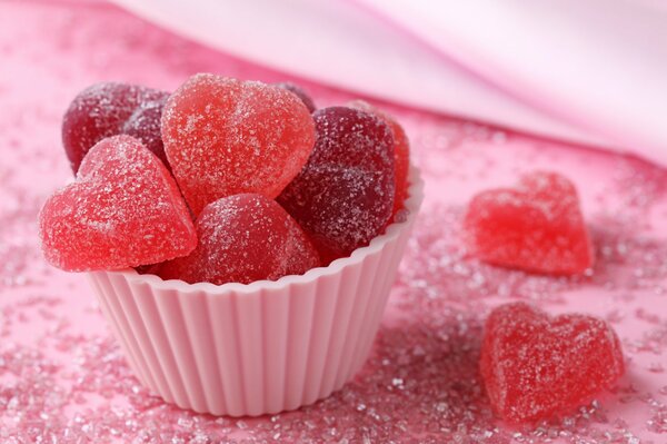 Mermelada en forma de corazones en una taza pequeña