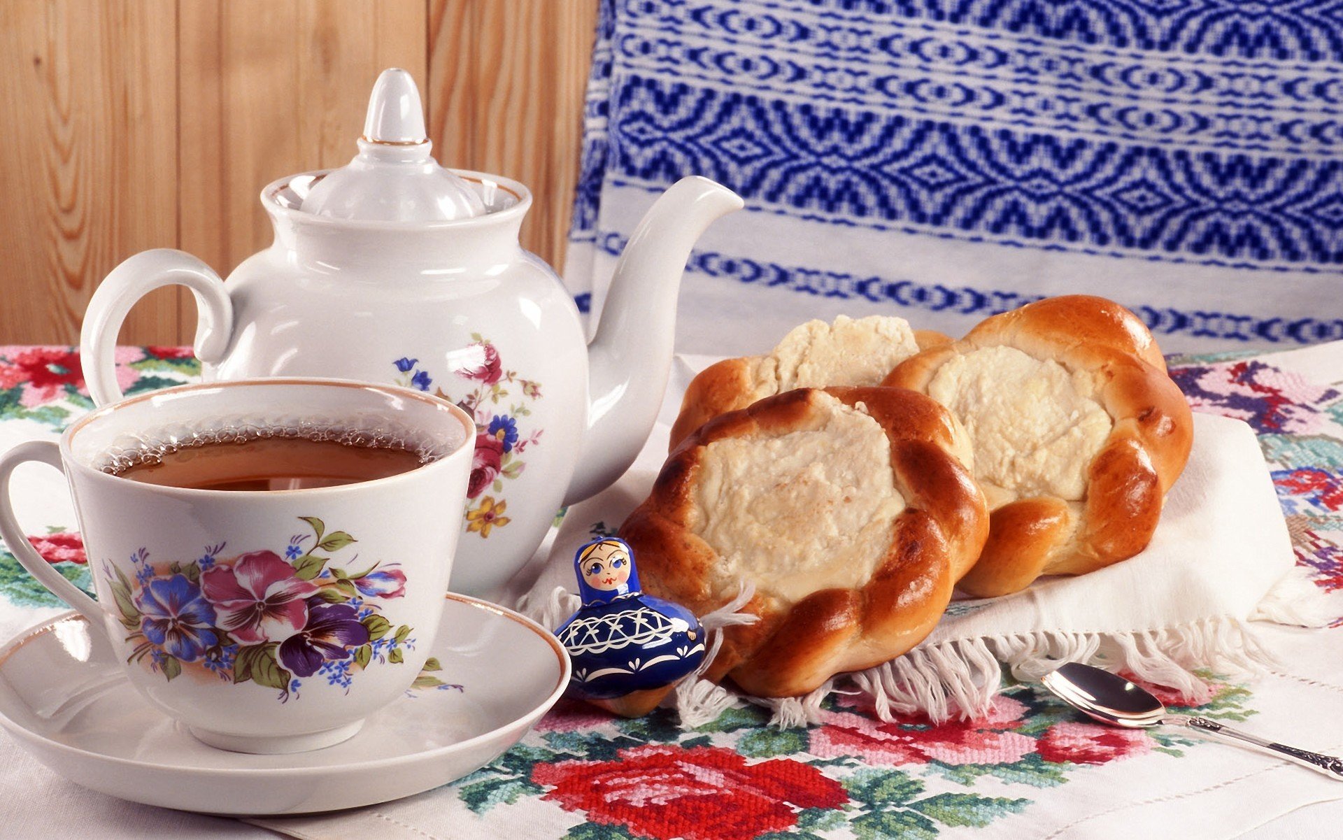 foto tarta de queso con requesón té infusor taza vaso cuchara servilleta