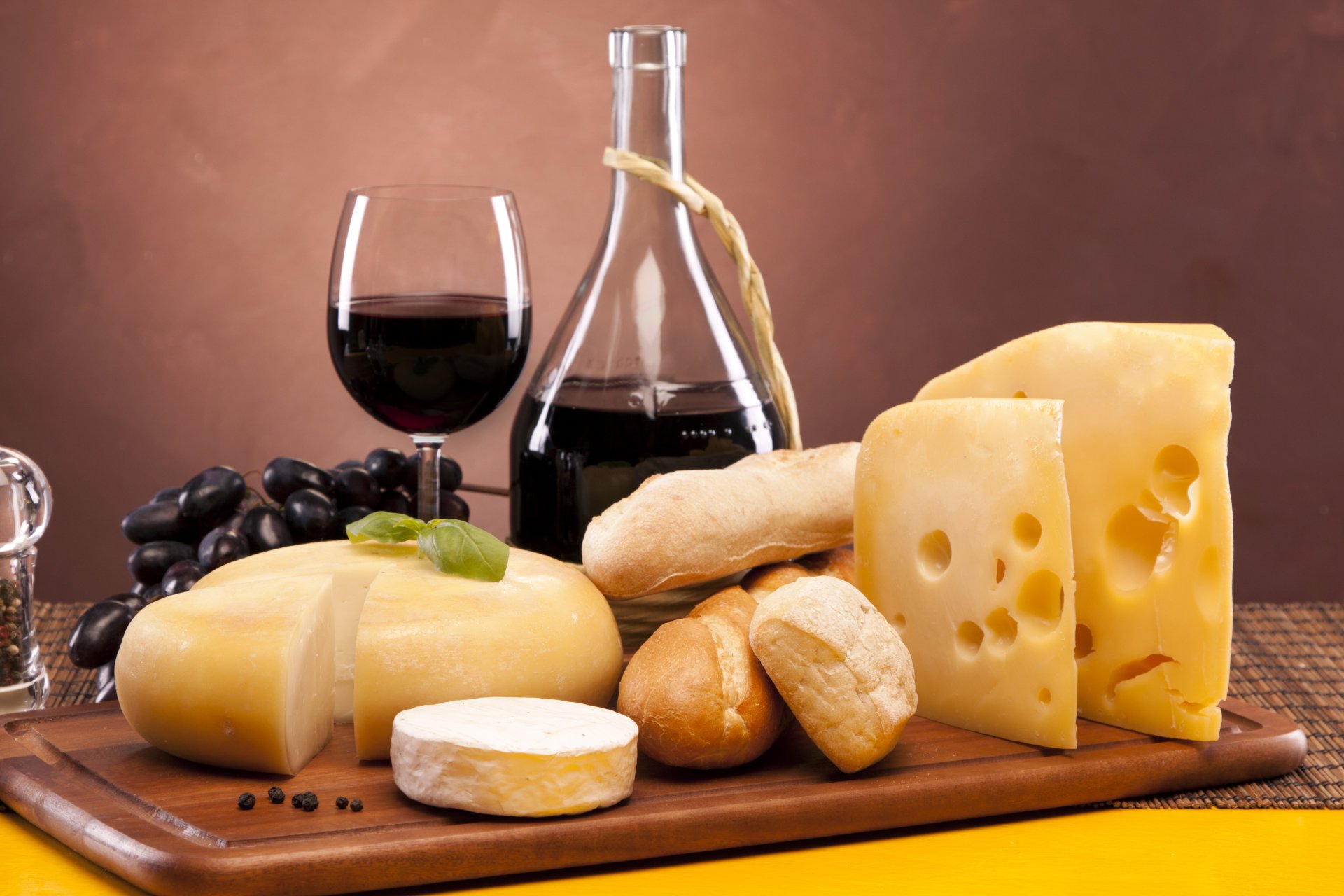 vin rouge verre fromage camembert emmental pain pains raisins poivre