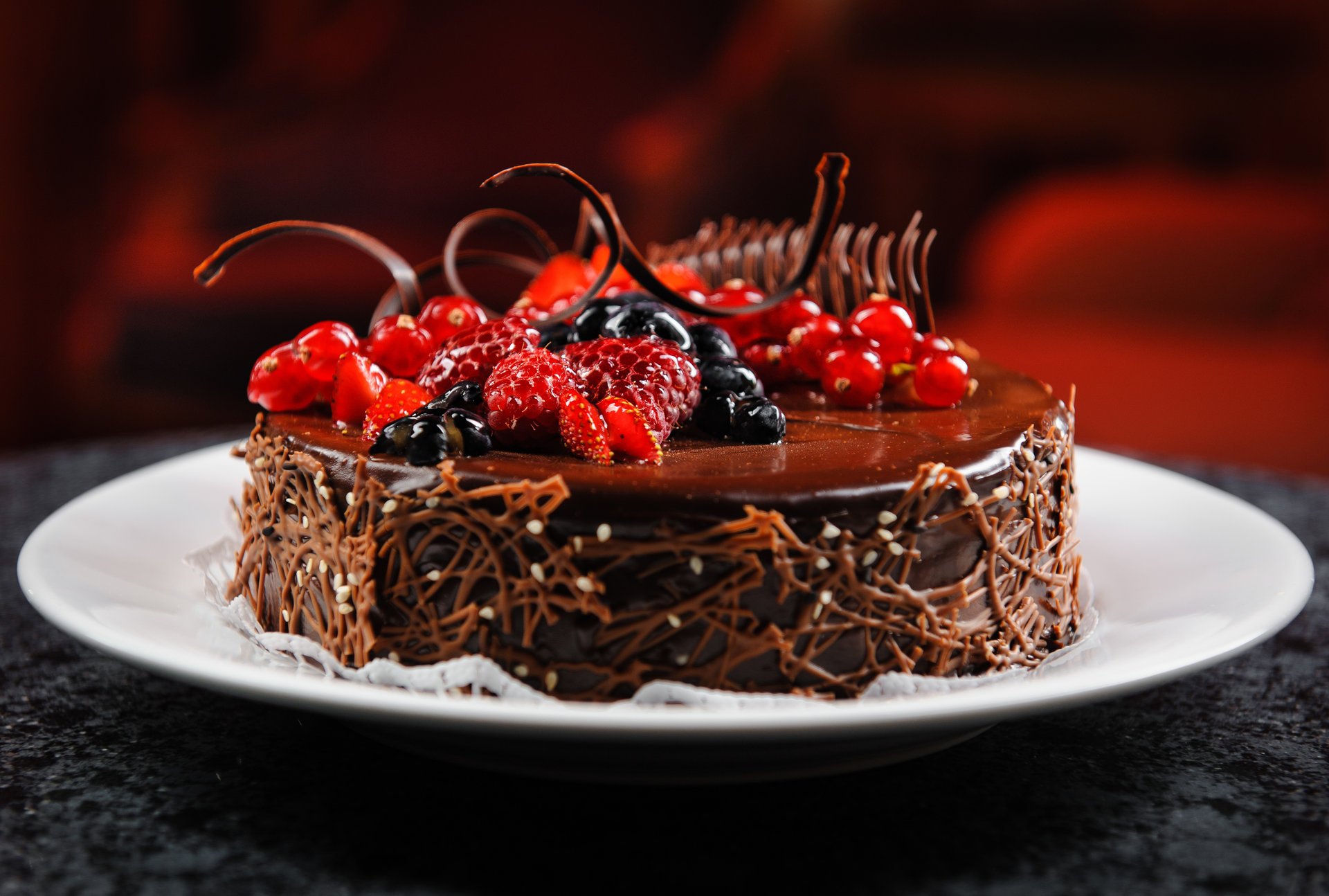 gâteau assiette chocolat baies framboises myrtilles groseilles appétissant dessert